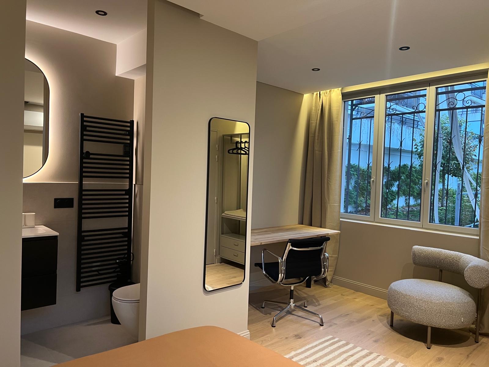Chambre avec bureau